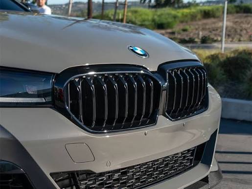 single slat grille with M stripes (BMW F90 M5 LCI 2017)